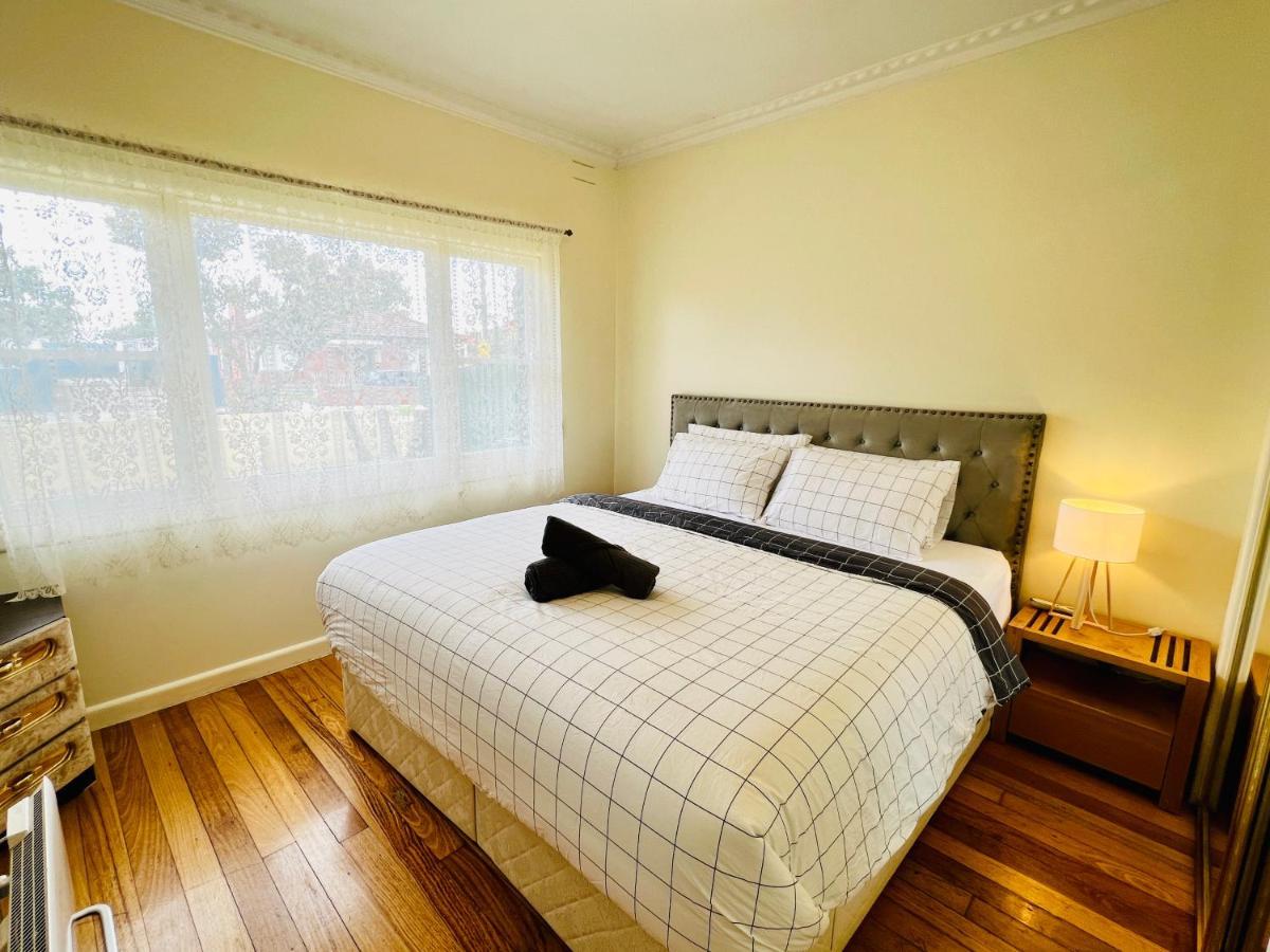 סיינט אלבאנס Cosy 4Br Home 15 Minutes Away From Melbourne Airport מראה חיצוני תמונה