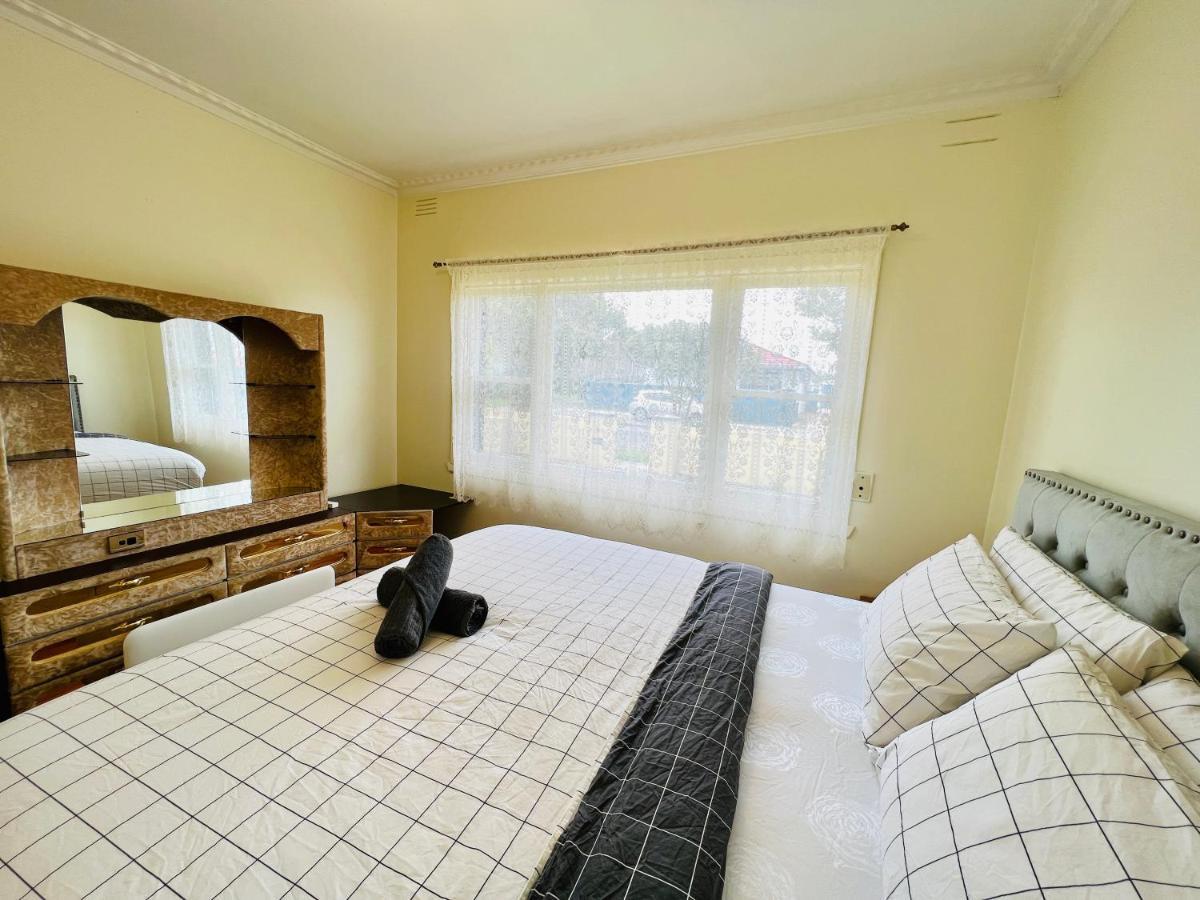 סיינט אלבאנס Cosy 4Br Home 15 Minutes Away From Melbourne Airport מראה חיצוני תמונה