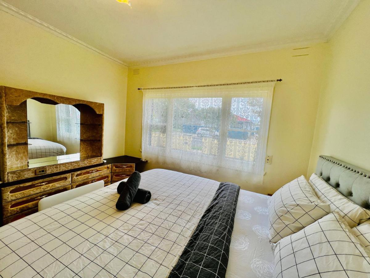 סיינט אלבאנס Cosy 4Br Home 15 Minutes Away From Melbourne Airport מראה חיצוני תמונה