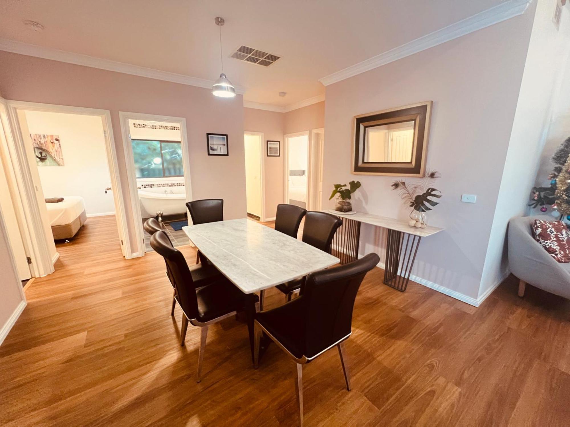סיינט אלבאנס Cosy 4Br Home 15 Minutes Away From Melbourne Airport מראה חיצוני תמונה