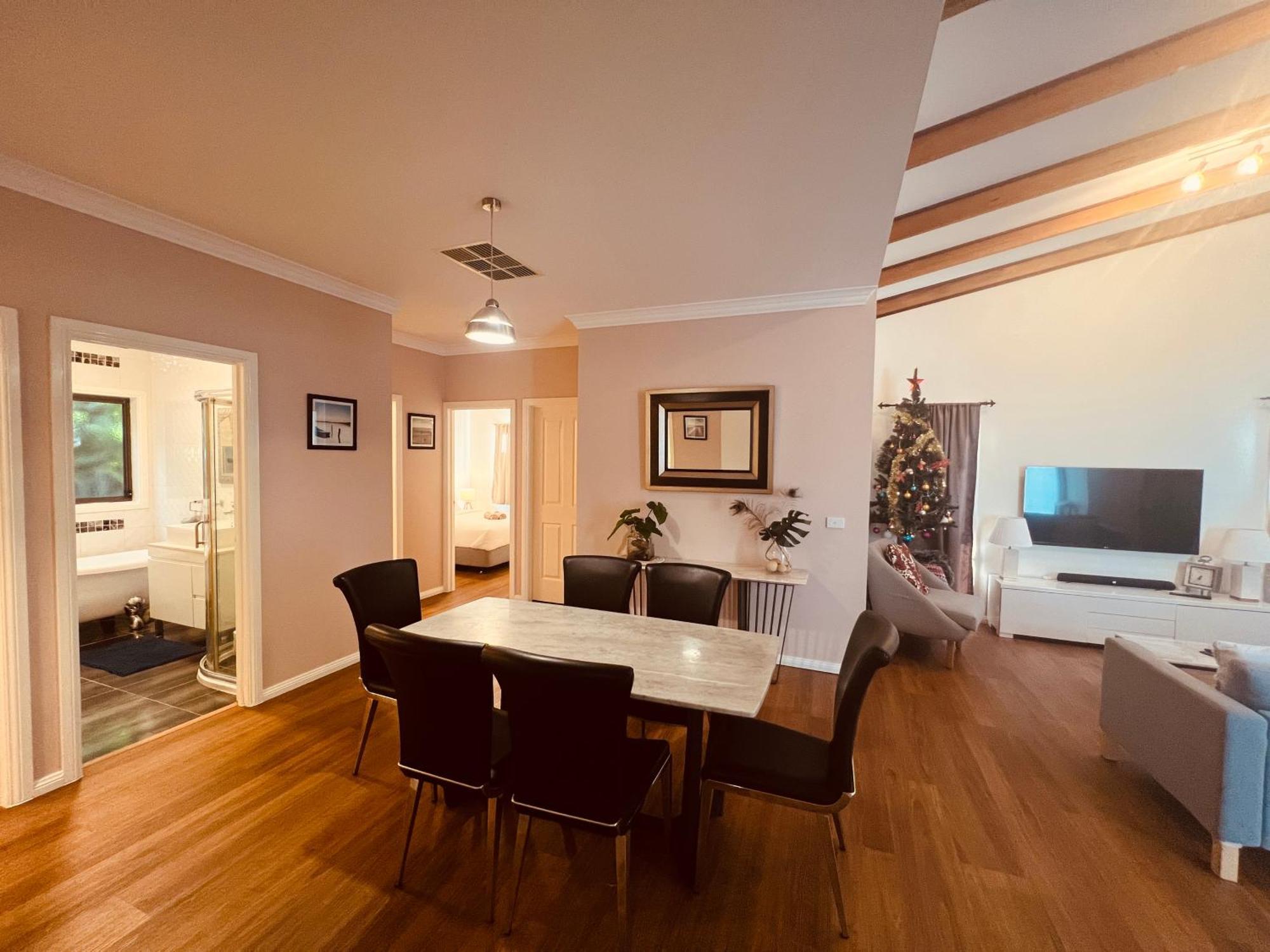 סיינט אלבאנס Cosy 4Br Home 15 Minutes Away From Melbourne Airport מראה חיצוני תמונה